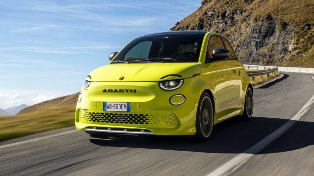 Abarth 500e; İtalyan performansı ilk kere elektrikle buluştu [Video]