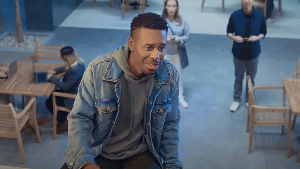 Samsung, yeni reklamında yeniden iPhone kullanıcıları ile dalga geçti [Video]