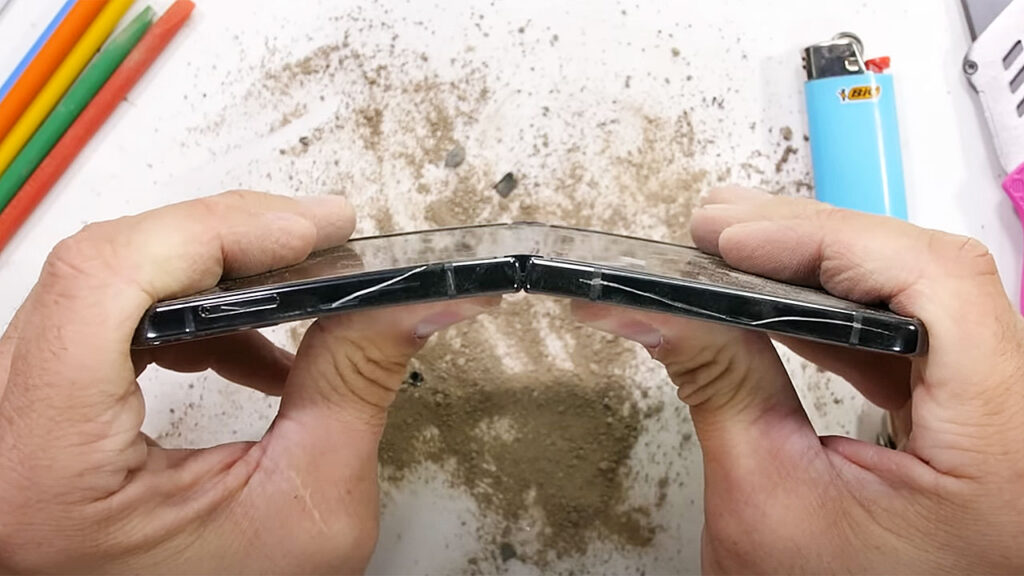 Samsung Galaxy Z Flip4 zorlu sağlamlık testine girdi [Video]